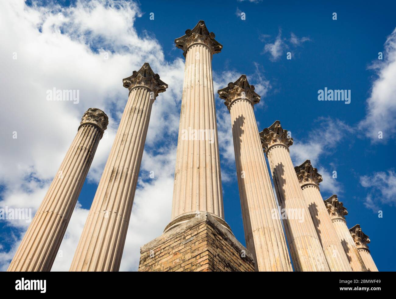 Cordoba, Cordoue, Andalousie, province du sud de l'Espagne. Les colonnes à chapiteaux corinthiens du 1er siècle après JC temple romain. Banque D'Images