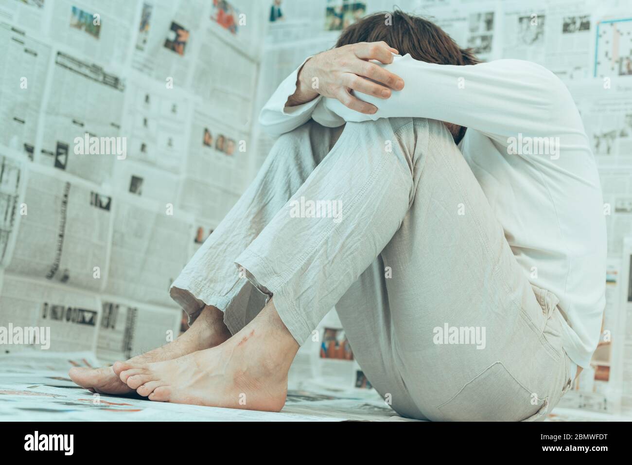 Désinformation concept d'illusion infodémique, homme avec des problèmes de santé mentale en raison d'une quantité excessive d'information Banque D'Images