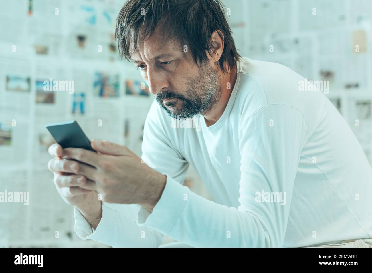 Désinformation concept d'illusion infodémique, homme avec des problèmes de santé mentale en raison d'une quantité excessive d'information Banque D'Images