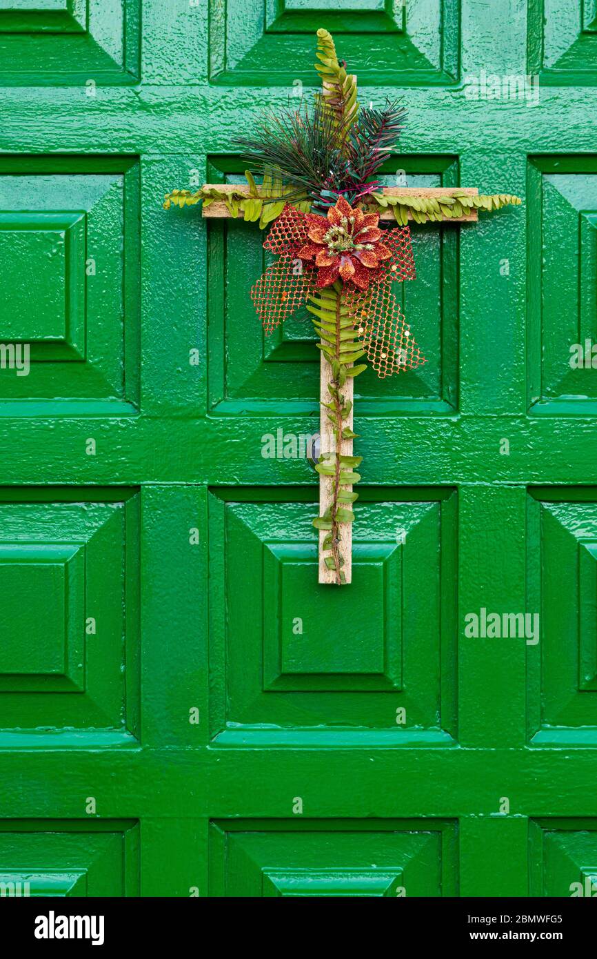 Croix traditionnelle célébrant le 3 mai Dia de la Cruz où les gens ont mis maison des croix colorées et florales à l'extérieur de leurs portes avant pendant le TH Banque D'Images