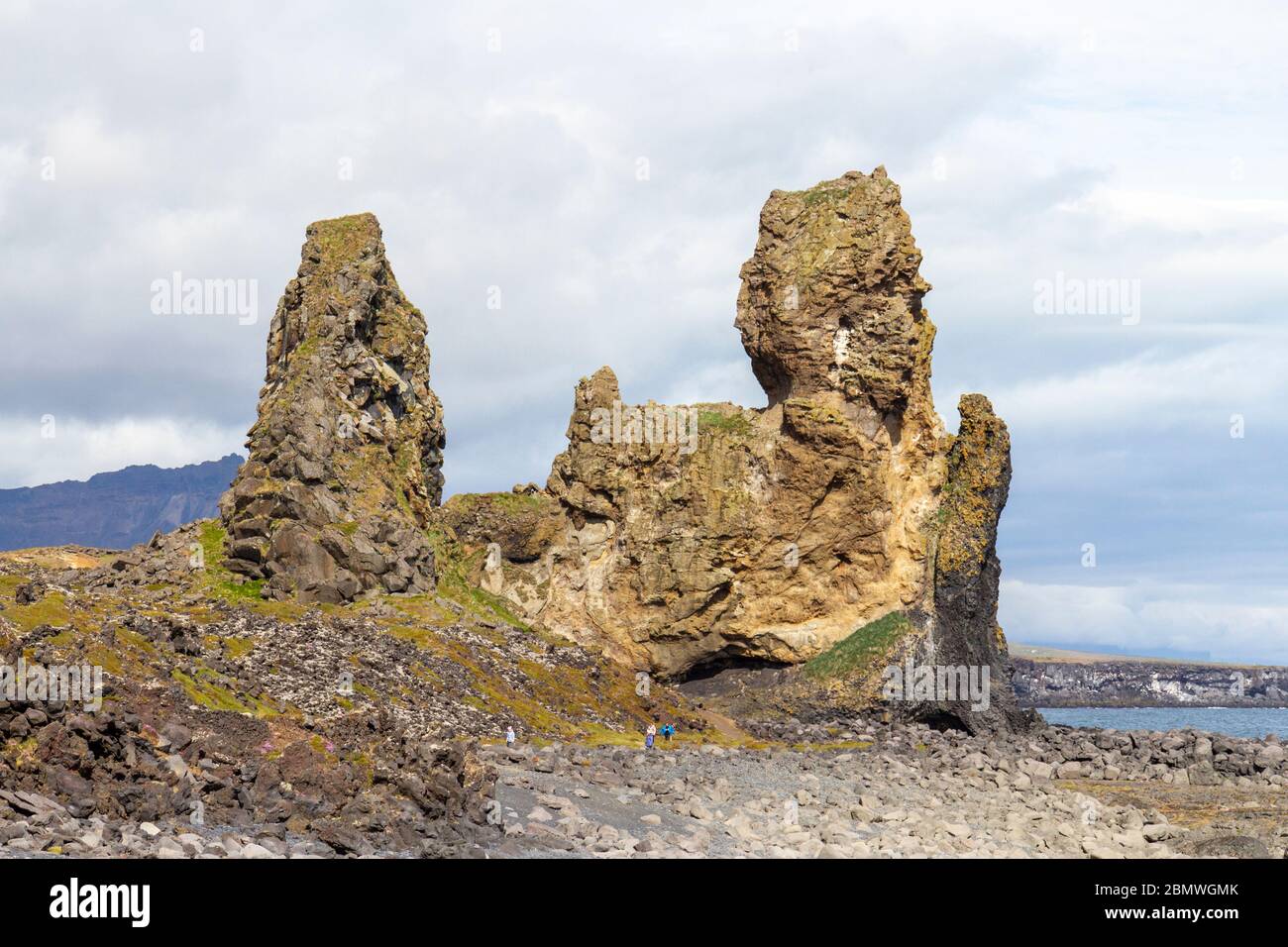 Les López sont une paire de pinacles de roche, péninsule Snæfellsnes, nord de l'Islande. Banque D'Images