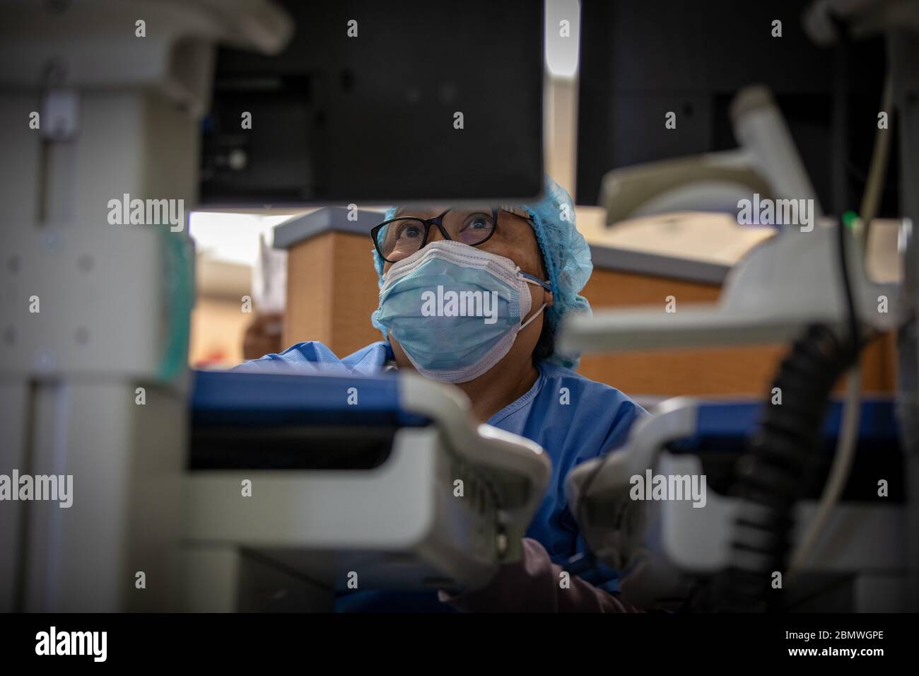 NEWARK, USA - 07 mai 2020 - Armela Manas, infirmière autorisée, utilise un ordinateur sur roues à l'hôpital universitaire de Newark, N.J., le 7 mai 2020. « Je ne le fais pas Banque D'Images