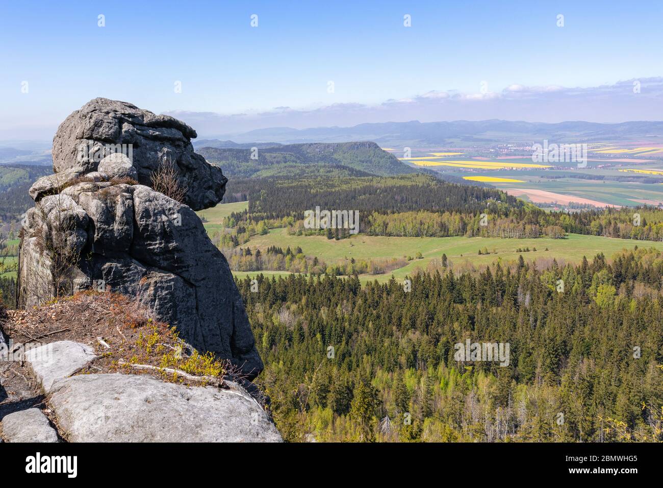 Parc national des montagnes Stolowe. Vue de Szczeliniec Wielki près de Kudowa-Zdroj, Basse-Silésie, Pologne. Banque D'Images