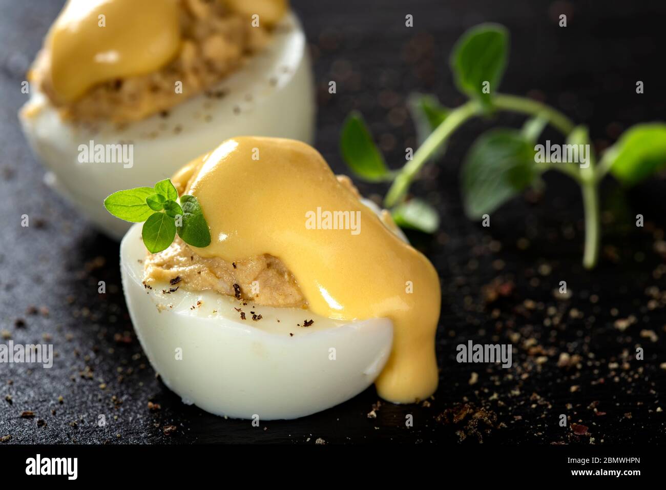 Œufs farcis avec du pate et de la mayonnaise - vue rapprochée Banque D'Images