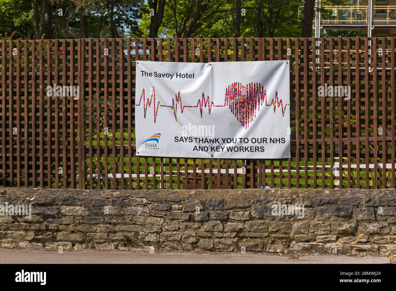 Le Savoy Hotel vous remercie de notre bannière NHS et des principaux travailleurs lors de la pandémie du coronavirus à Bournemouth, Dorset, Royaume-Uni, en mai 2020 Banque D'Images