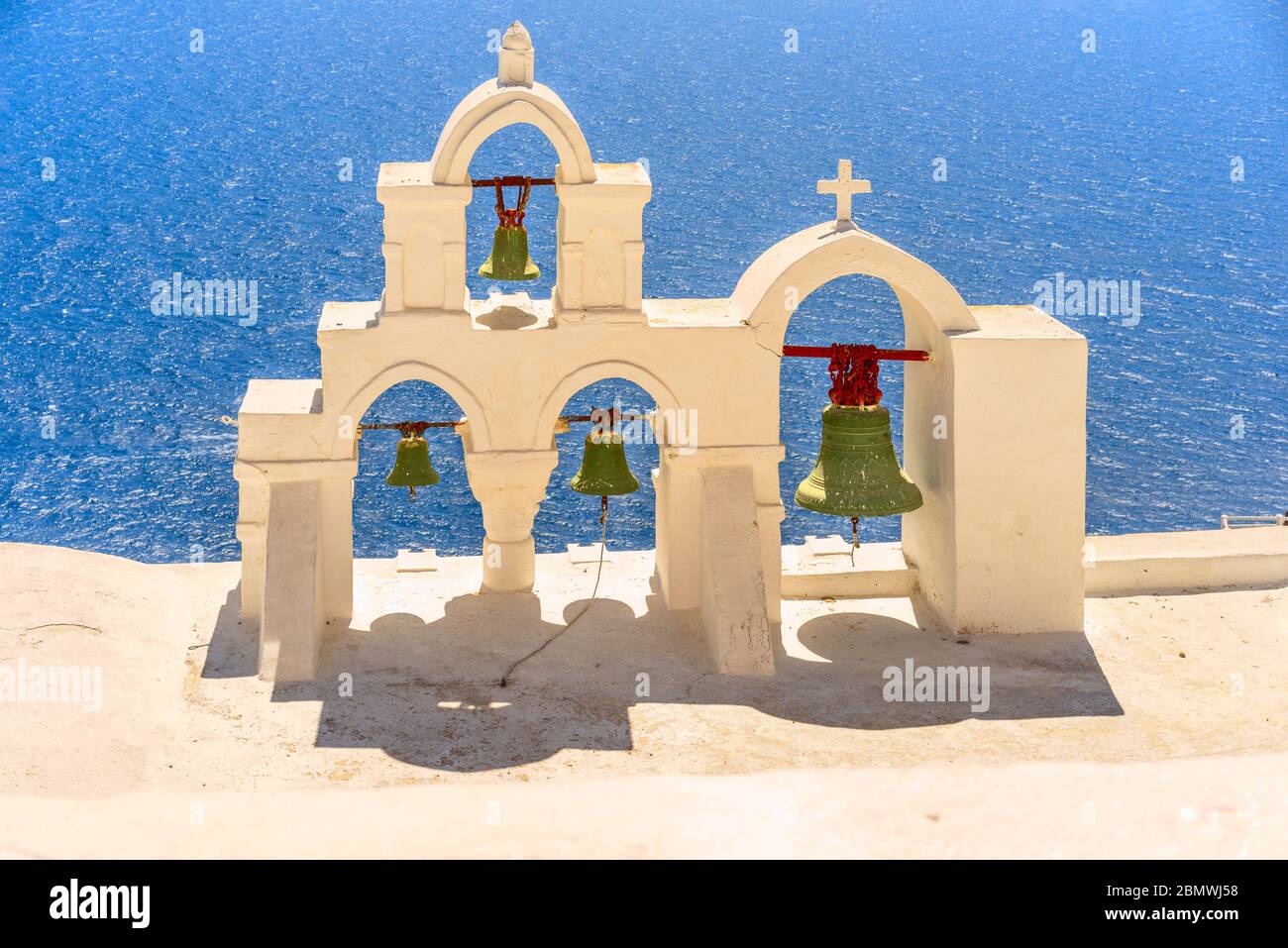 Un clocher typique dans le village d'Oia sur l'île grecque de Santorin Banque D'Images