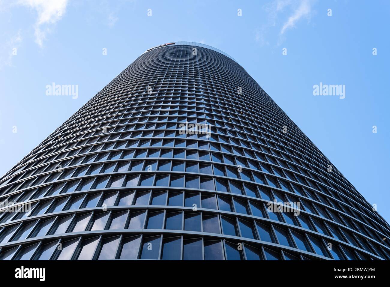 Madrid, Espagne - 10 mai 2020 : vue à angle bas de l'immeuble de bureaux de  la ville de Madrid contre le ciel bleu. Bâtiment PWC à Cuatro Torres  Financial distri Photo Stock - Alamy