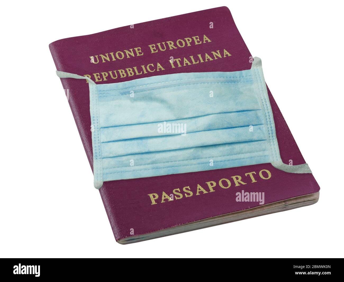 Passeport de l'Union européenne italienne (passeport de traduction de passaporto, république de repubblica unione Union europea européen) portant un masque chirurgical isolé Banque D'Images