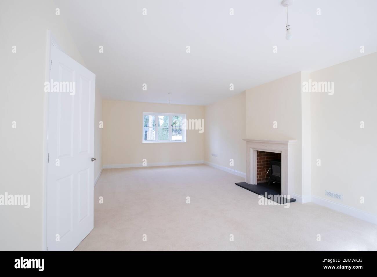 Vue intérieure de la magnifique salle de séjour avec cheminée et poêle à bois dans la nouvelle maison familiale Banque D'Images