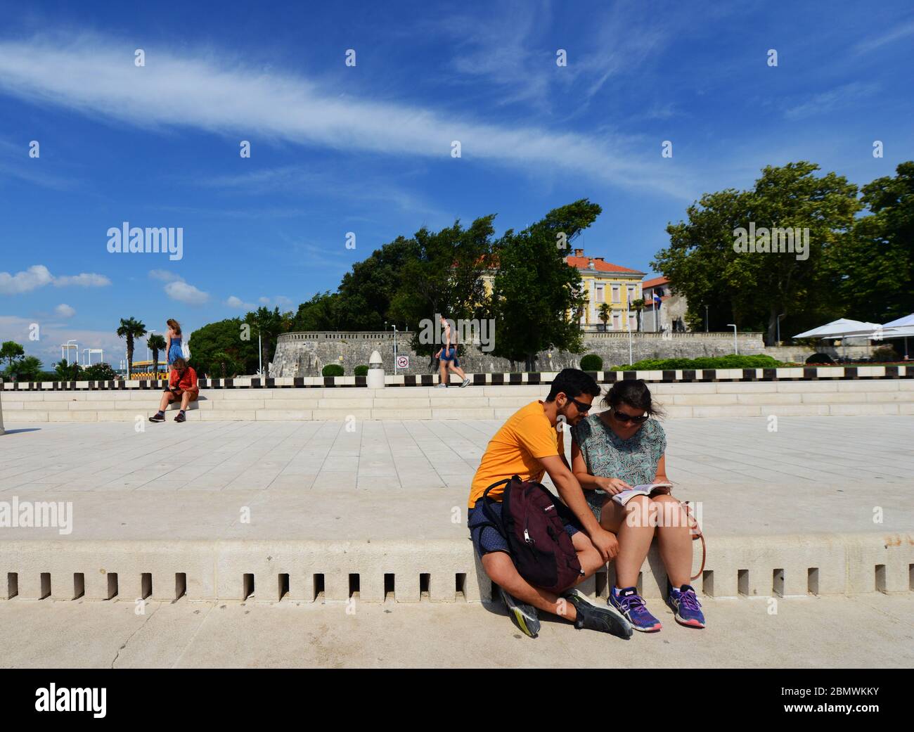 Touriste appréciant la vue sur la mer Adriatique depuis la promenade Nova Riva à Zadar, Croatie. Banque D'Images