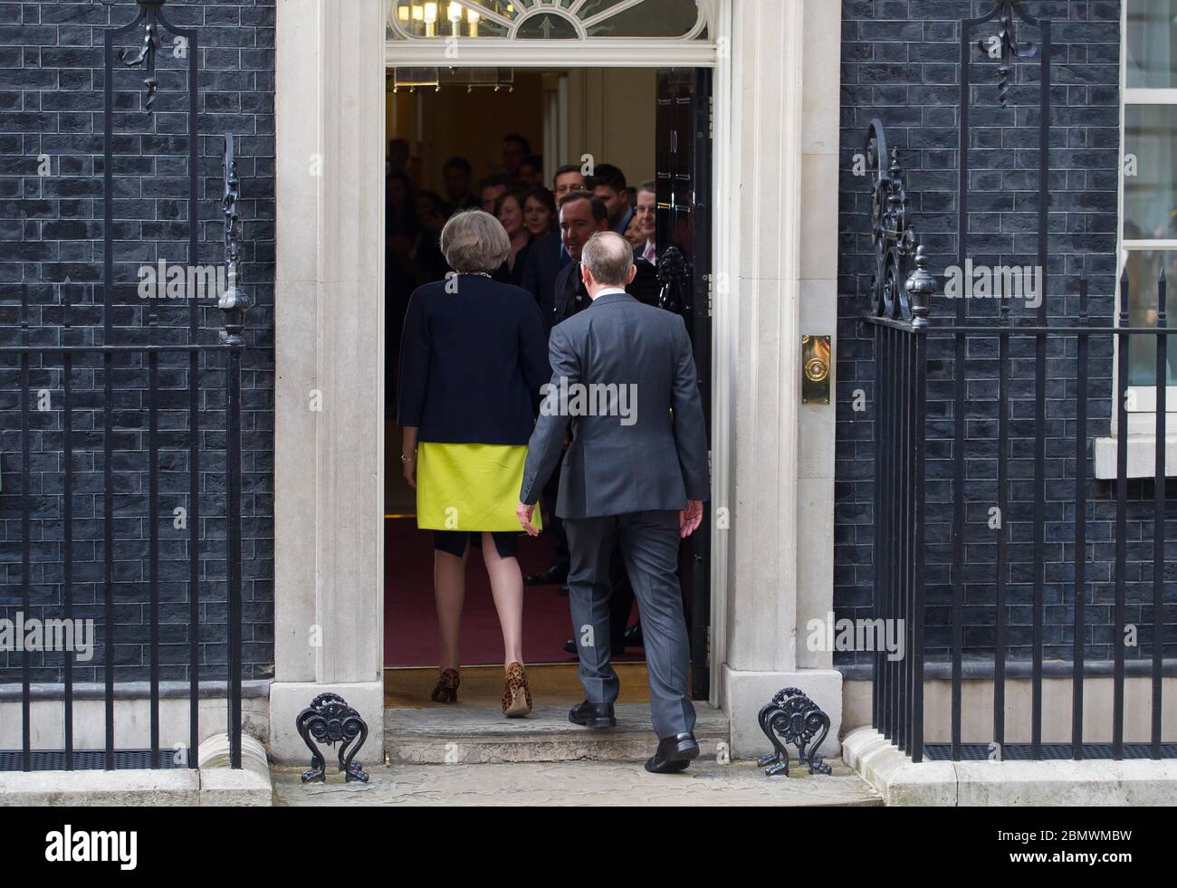 La première ministre Theresa May et son mari Philip se promène au numéro 10 Downing Street le premier jour de leur travail. 13 juillet 2016. Banque D'Images