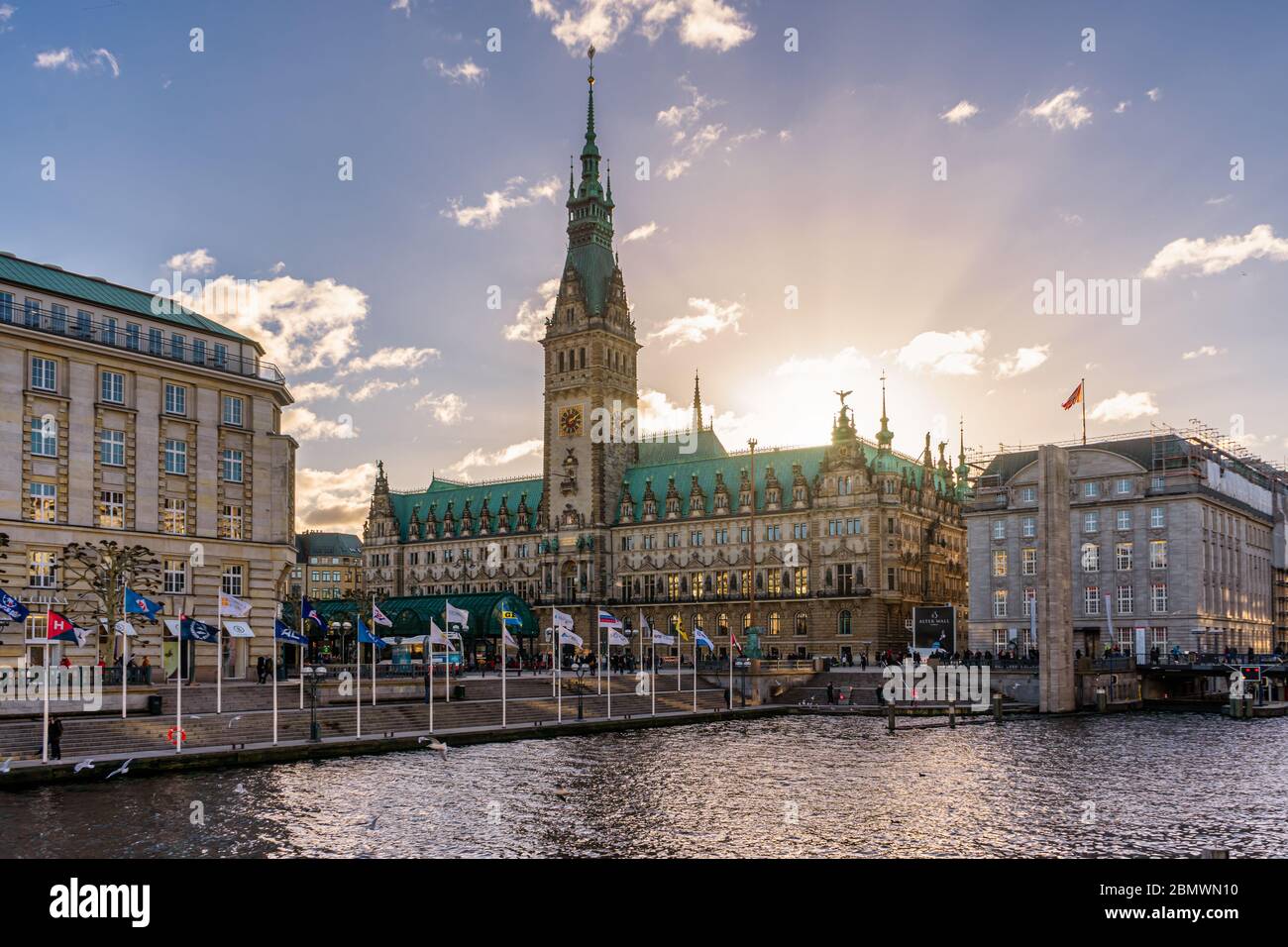 Belle vue de la célèbre mairie de Hambourg au coucher du soleil avec ciel bleu et étoiles au soleil sur la place du marché près du lac Alster dans le quartier de la vieille ville, Hambourg, GE Banque D'Images