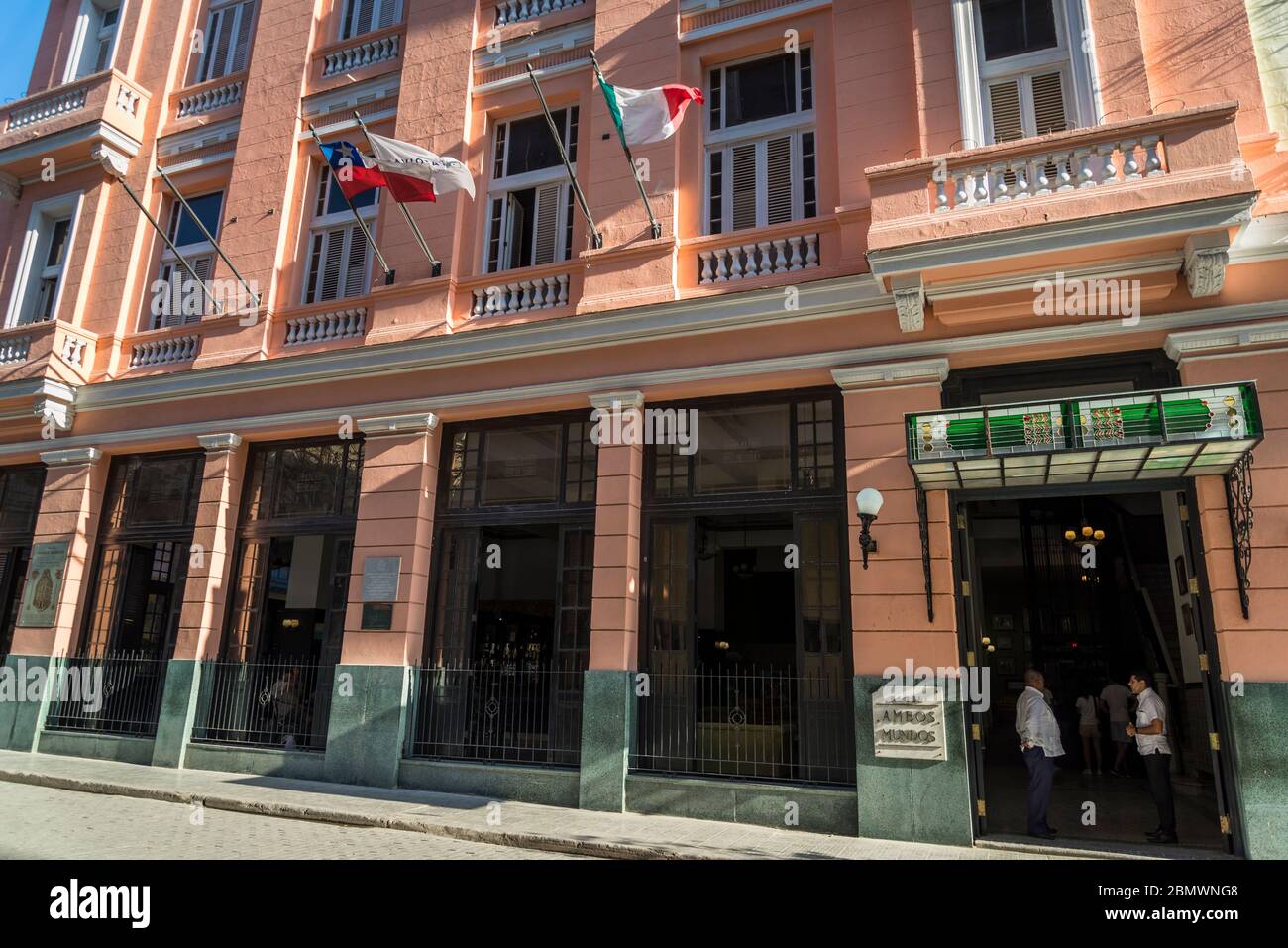 Hôtel Ambos Mundos, hôtel où Ernst Hemingway a séjourné, Calle Obispo ou Bishop Street, une rue piétonne populaire dans le centre de la vieille ville, la Havane Banque D'Images