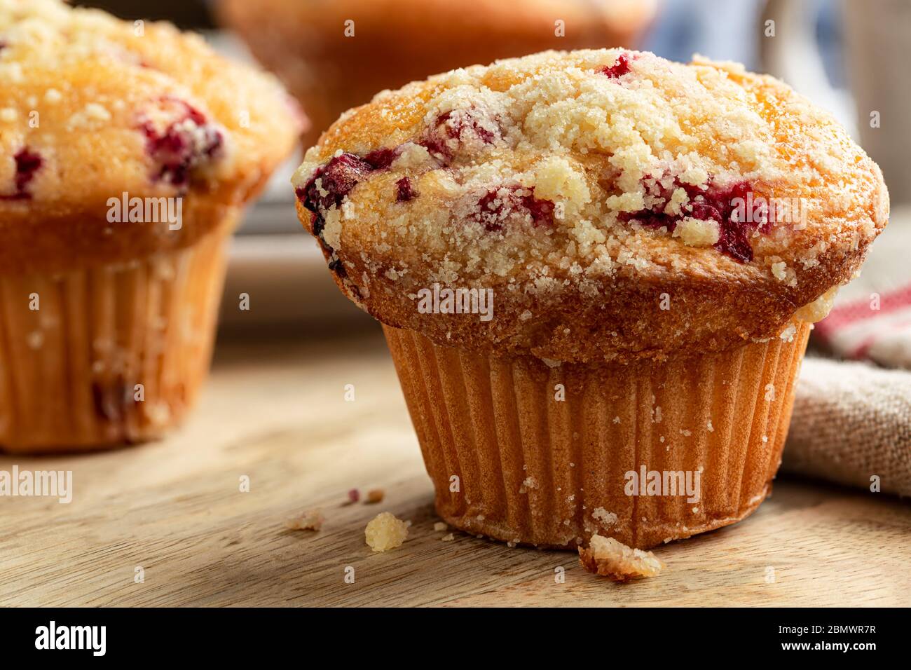 Gros plan d'un délicieux muffin aux canneberges sur une table en bois Banque D'Images
