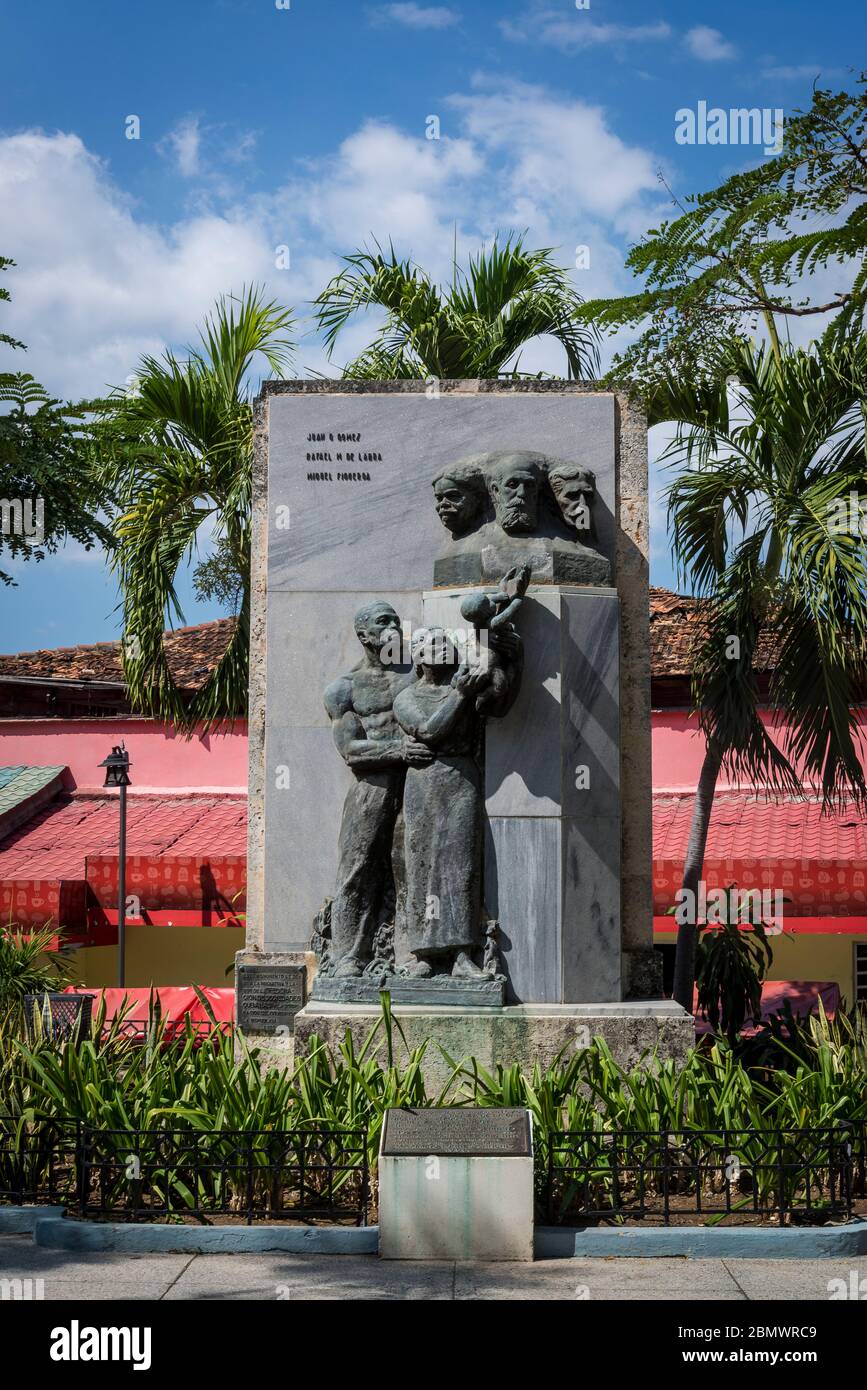 Monument de style communiste pour les patriotes cubains Gomez, Labra et Figuera dans l'un des parcs centraux, Santiago de Cuba, Cuba Banque D'Images