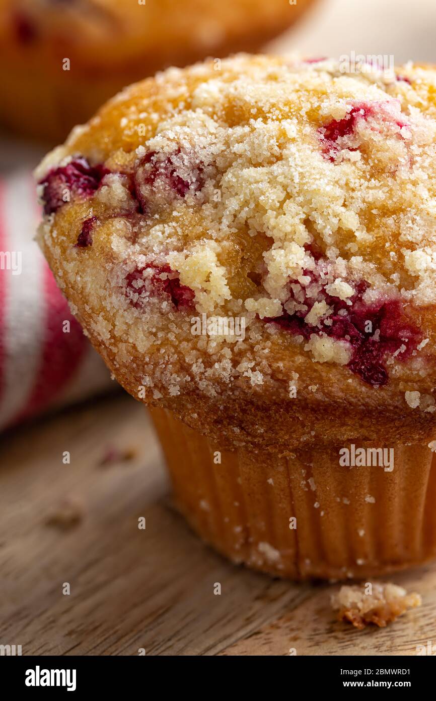Gros plan d'un délicieux muffin aux canneberges sur une table en bois Banque D'Images