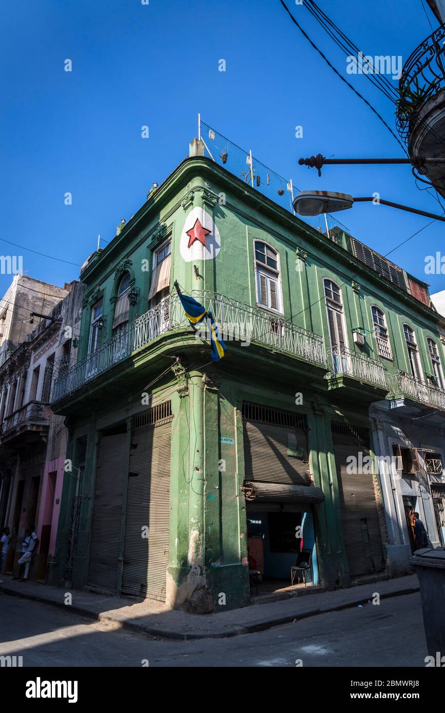 Étoile rouge peinte à un coin d'une maison, quartier de la Havane Centro, la Havane, Cuba Banque D'Images