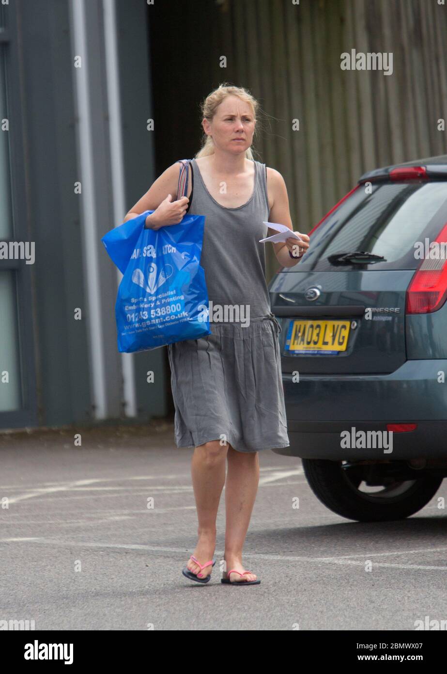 Sarah Ayton a nettoyé sa voiture et visite un magasin de tennis, Chichester. - Mlle Ayton était l'une des «trois Bondes en bateau» qui a gagné l'or au Beijin Banque D'Images