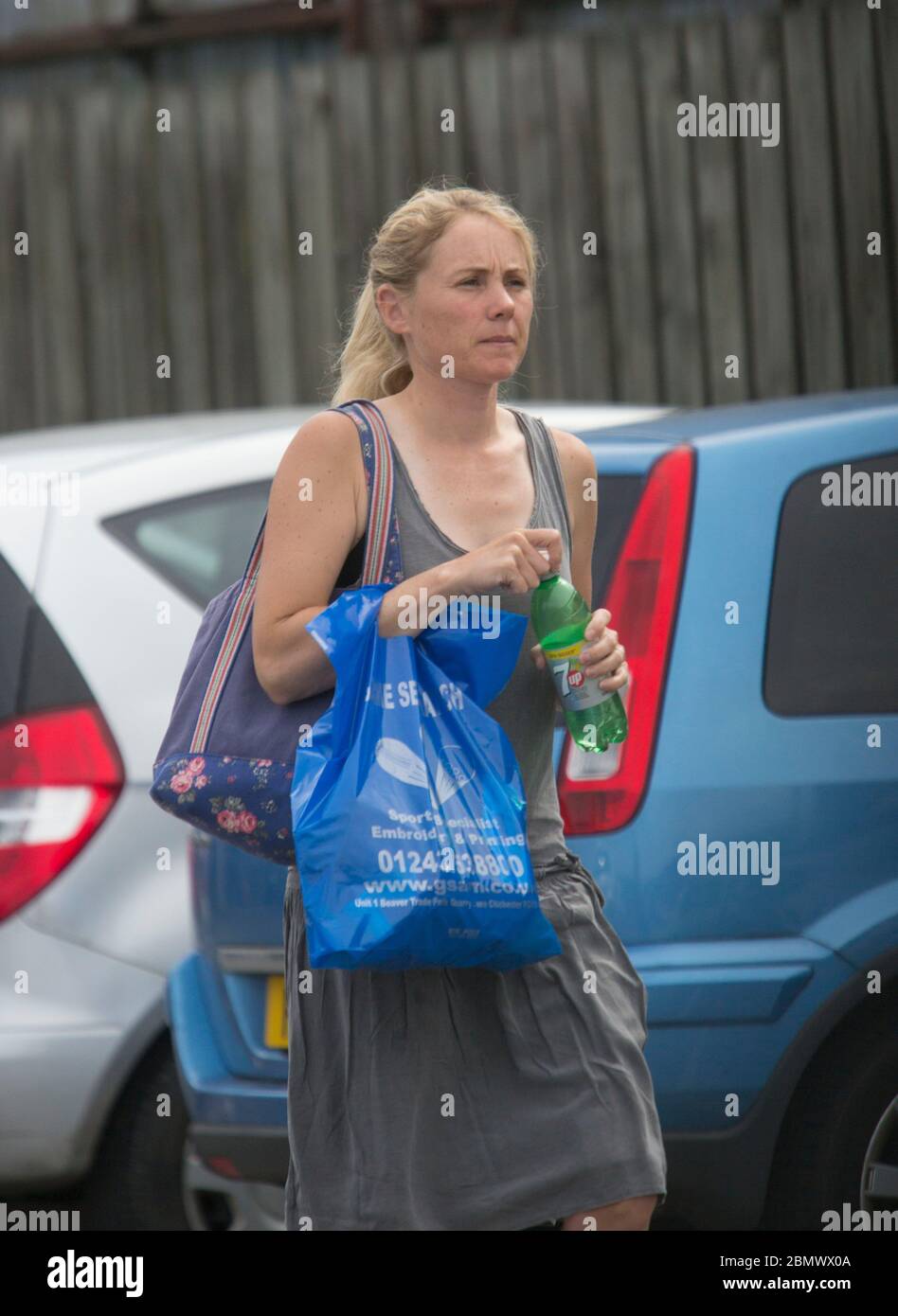 Sarah Ayton a nettoyé sa voiture et visite un magasin de tennis, Chichester. - Mlle Ayton était l'une des «trois Bondes en bateau» qui a gagné l'or au Beijin Banque D'Images