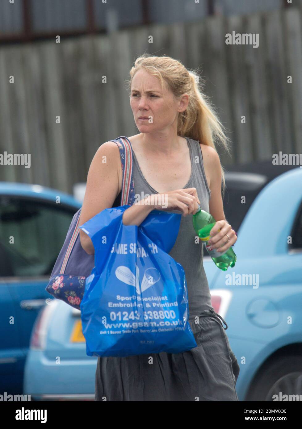 Sarah Ayton a nettoyé sa voiture et visite un magasin de tennis, Chichester. - Mlle Ayton était l'une des «trois Bondes en bateau» qui a gagné l'or au Beijin Banque D'Images