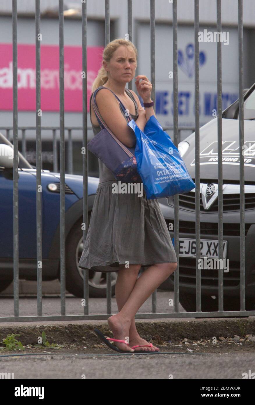 Sarah Ayton a nettoyé sa voiture et visite un magasin de tennis, Chichester. - Mlle Ayton était l'une des «trois Bondes en bateau» qui a gagné l'or au Beijin Banque D'Images