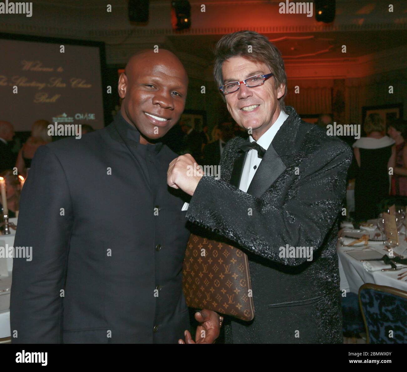 Le boxeur Chris Eubank et le DJ britannique Mike Read participent à un événement caritatif au Dorchester Hotel, Londres, Angleterre 2012 Banque D'Images