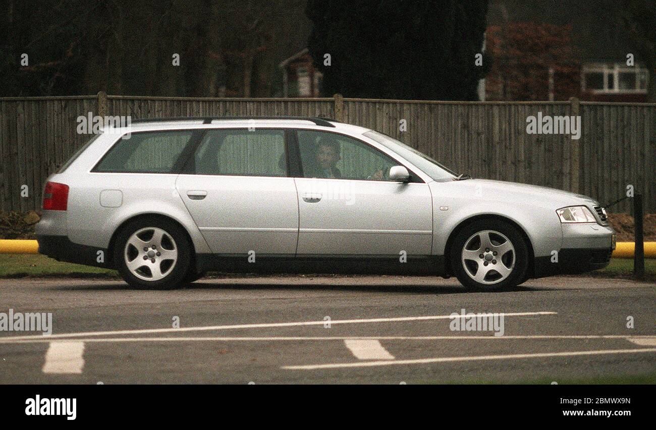 HRH Prince Edward, comte de Wessex quitte le parc Bagshot dans sa nouvelle voiture de domaine Audi conduite par son agent de protection personnelle, Bagshot, Surrey, Angleterre Banque D'Images