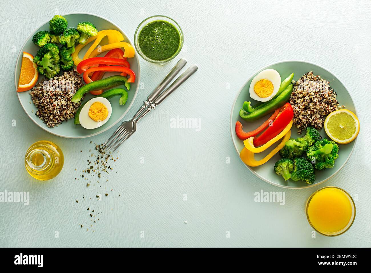 Repas de salades sains avec quinoa, œuf et légumes mélangés vue de dessus. Concept de l'alimentation et de la santé Banque D'Images