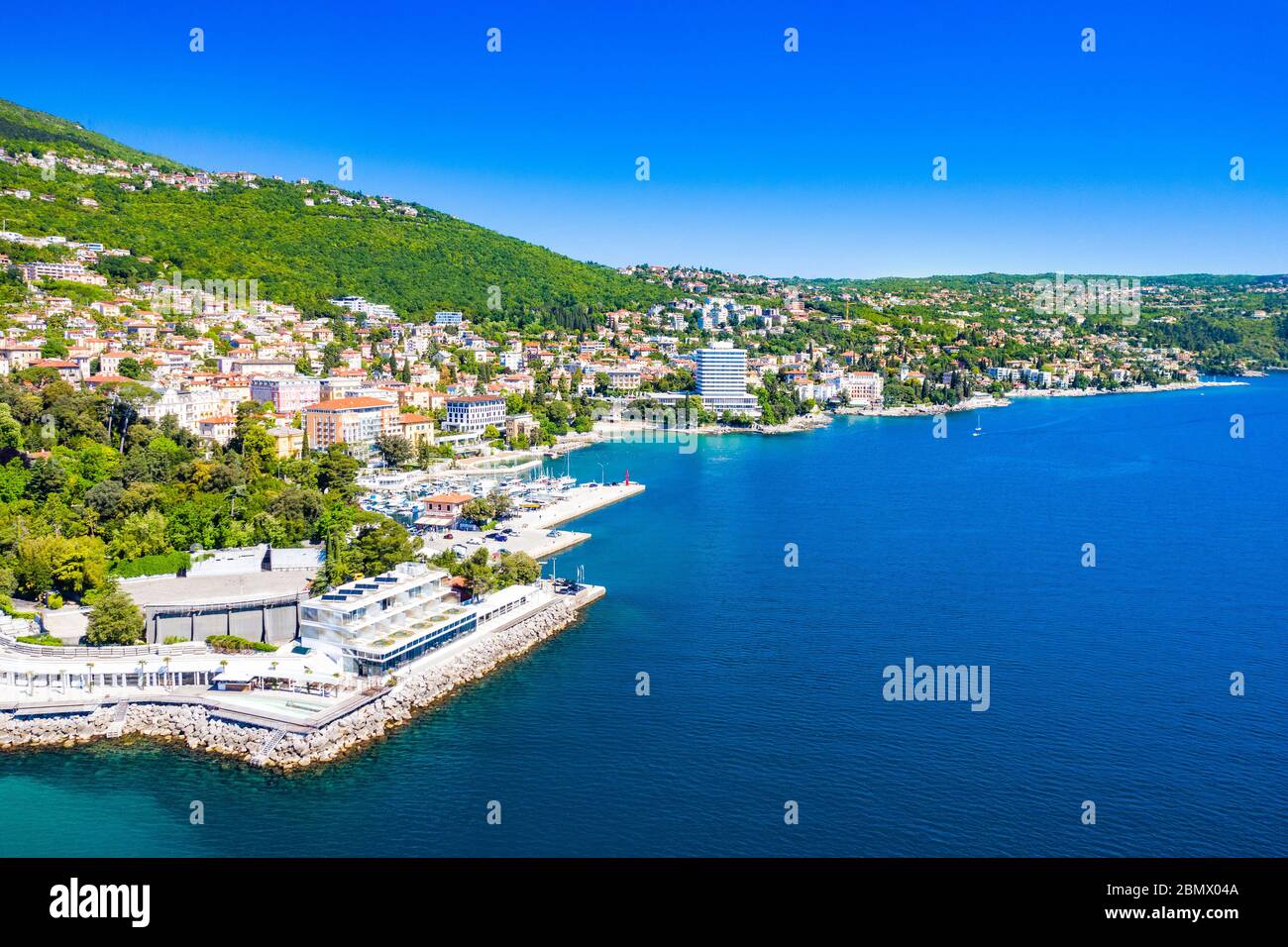 Croatie, côte Adriatique, belle ville d'Opatija et Volosko, station touristique populaire, vue aérienne sur la côte, baie de Kvarner Banque D'Images