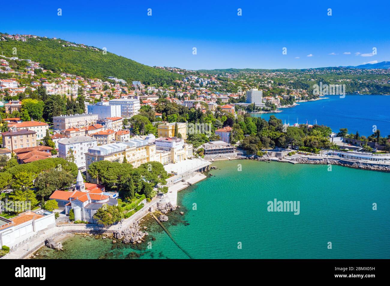 Croatie, côte Adriatique, belle ville d'Opatija et Volosko, station touristique populaire, vue aérienne sur la côte, baie de Kvarner Banque D'Images