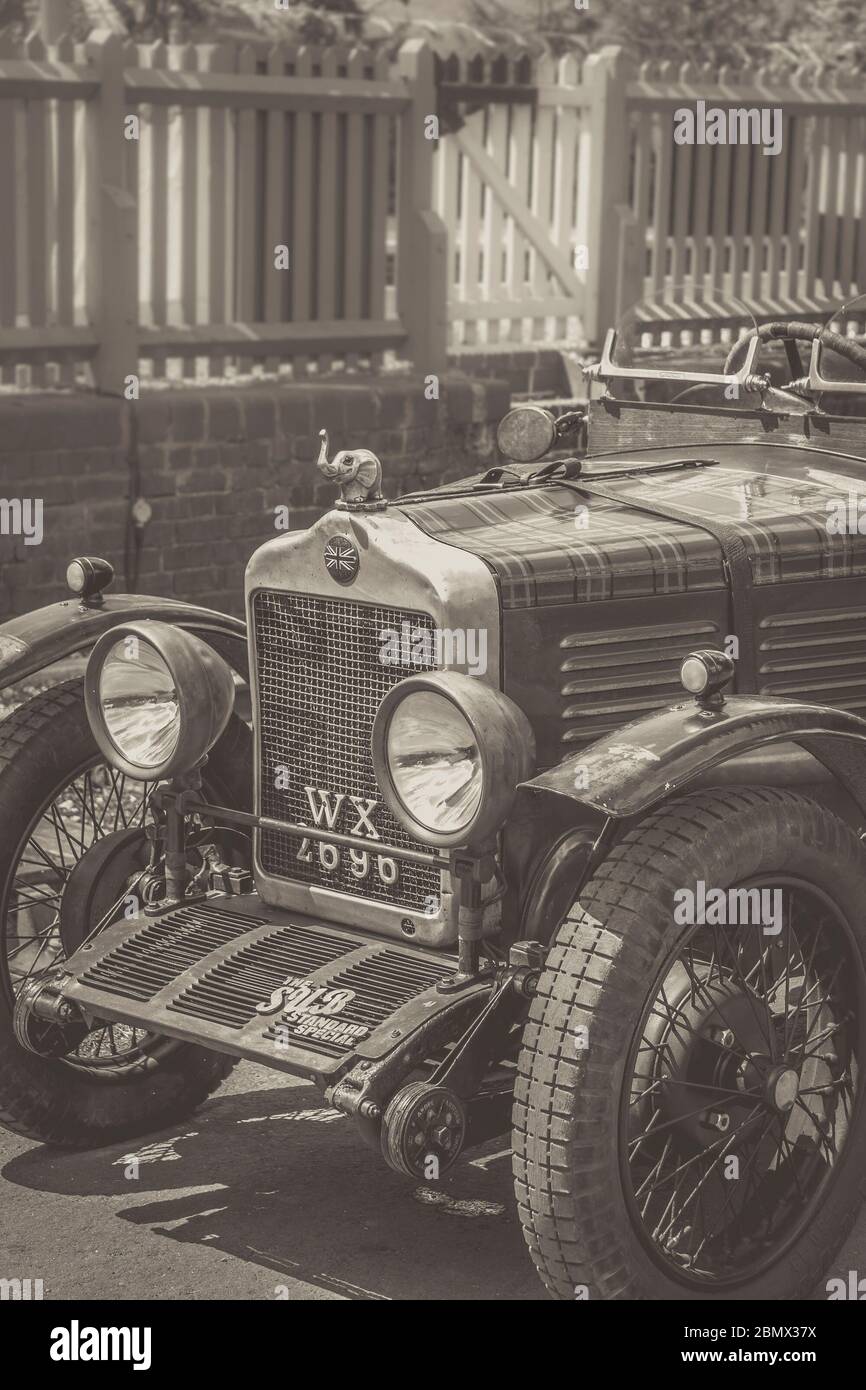 Vue de face monochrome nostalgique d'un gros plan d'un classique, d'une voiture de tourisme classique de style britannique Standard 9 à toit ouvert, lors de la deuxième Guerre mondiale des années 1940. Banque D'Images