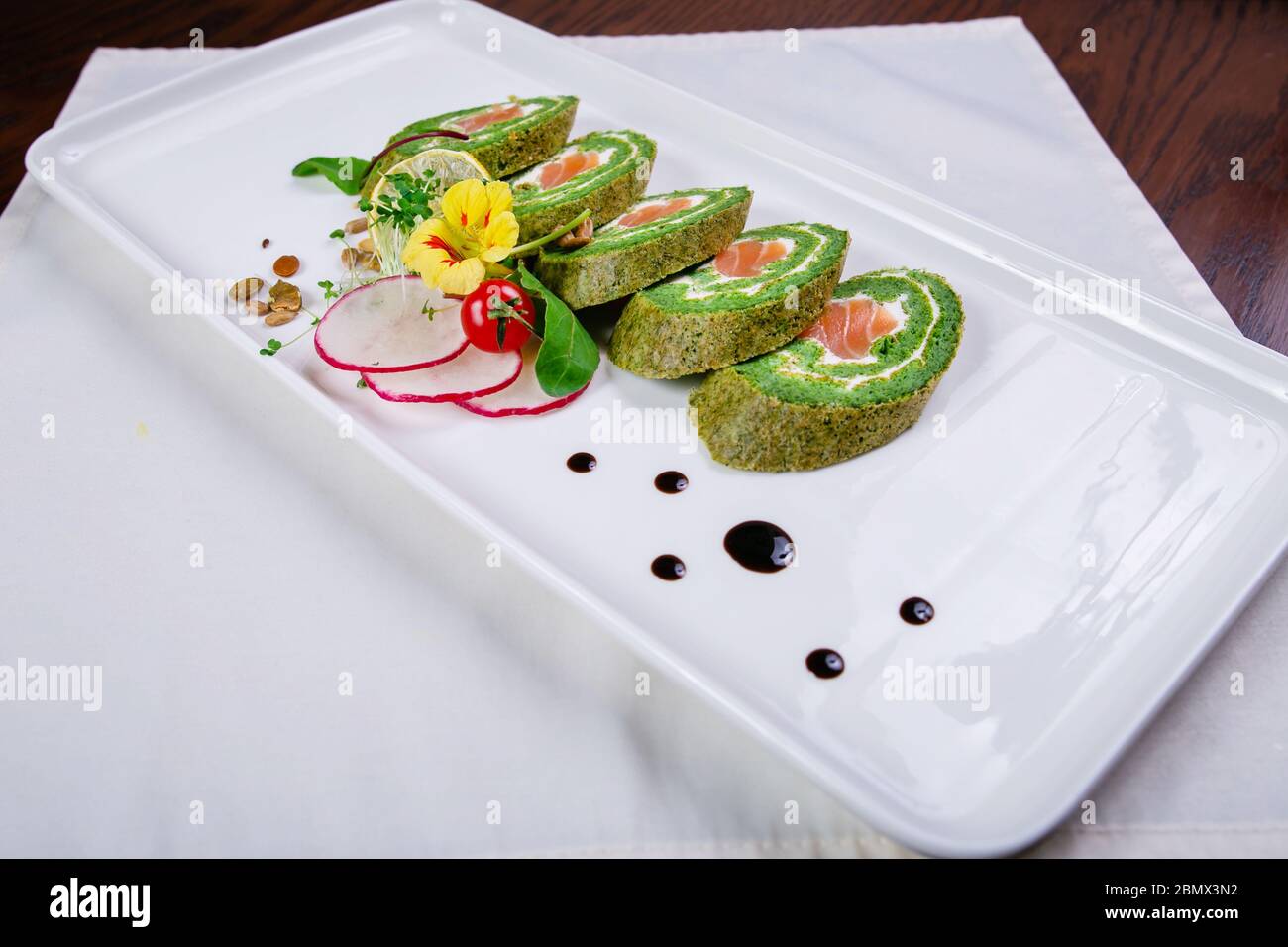 Sushis verts. Sushis japonais avec salade Chuka. Alimentation asiatique. Vue de dessus. Banque D'Images
