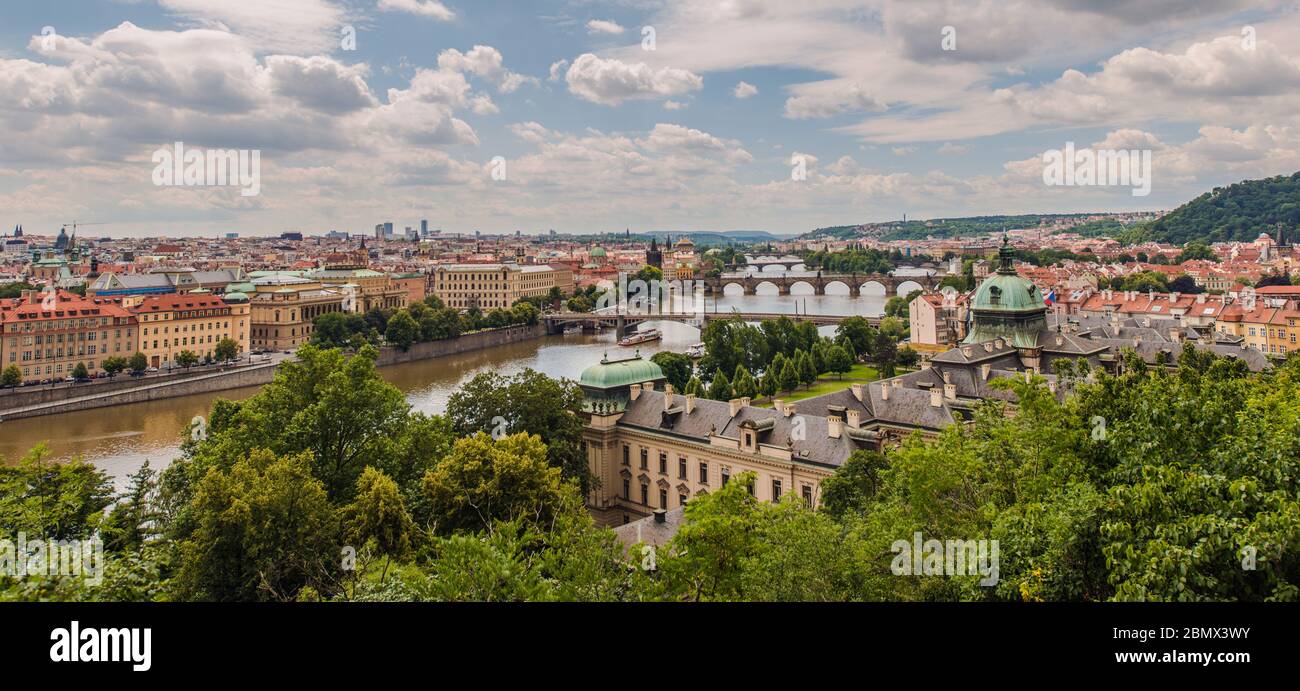 Vue panoramique sur la rivière et les ponts de Prague. Banque D'Images