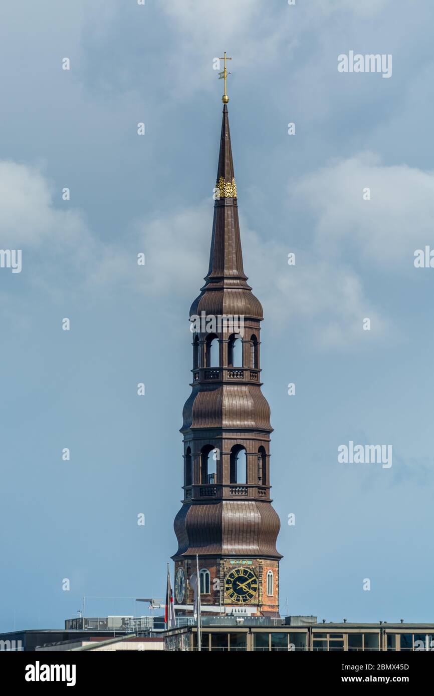 Le clocher de l'église Sainte-Catherine à Hambourg, en Allemagne, deuxième plus ancien bâtiment conservé dans la ville, en face du port historique sur la Banque D'Images