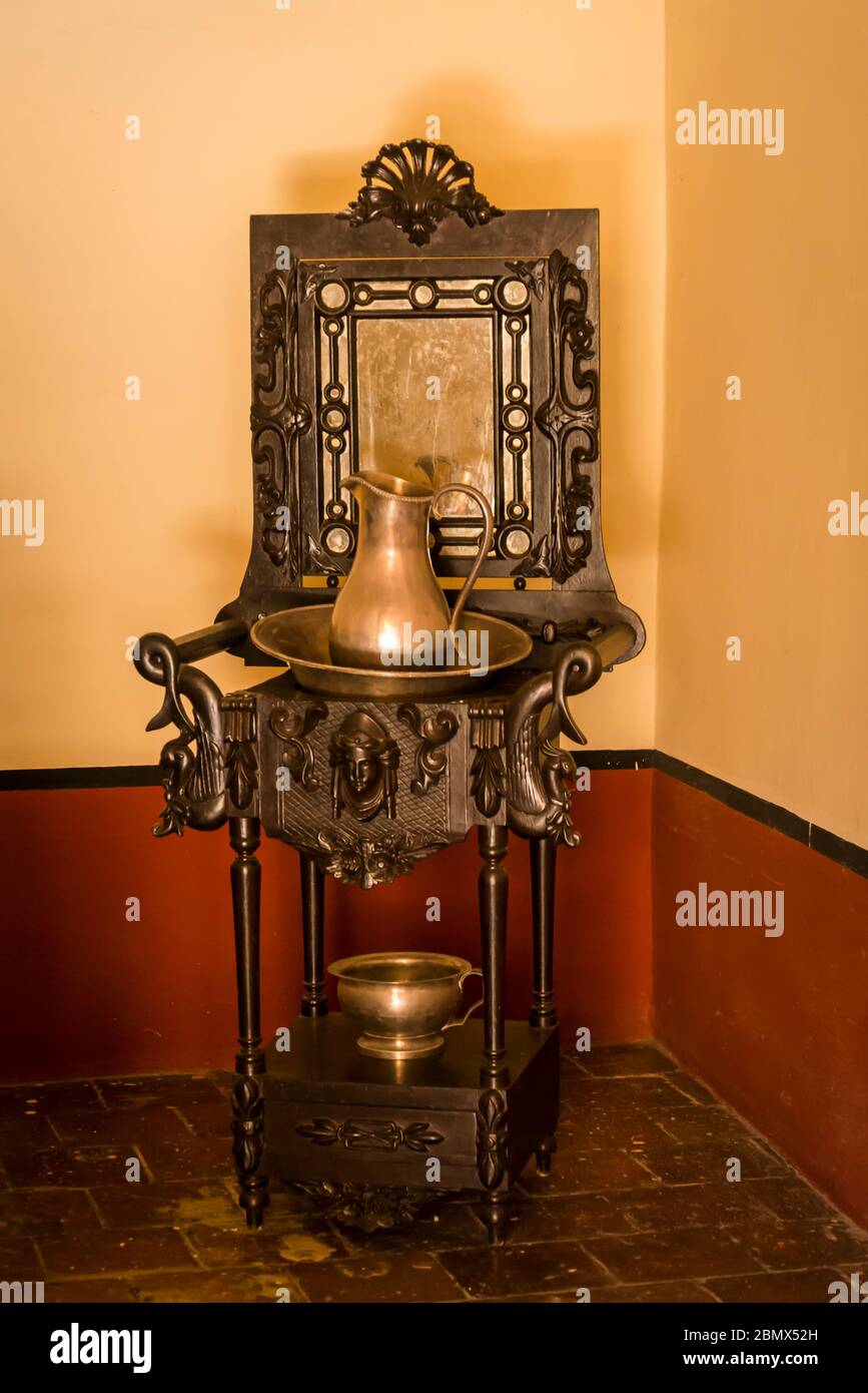 Lavabo et verseuse, Musée romantique situé dans le palais de l'époque coloniale Brunet, Plaza Mayor, Trinidad, Cuba Banque D'Images