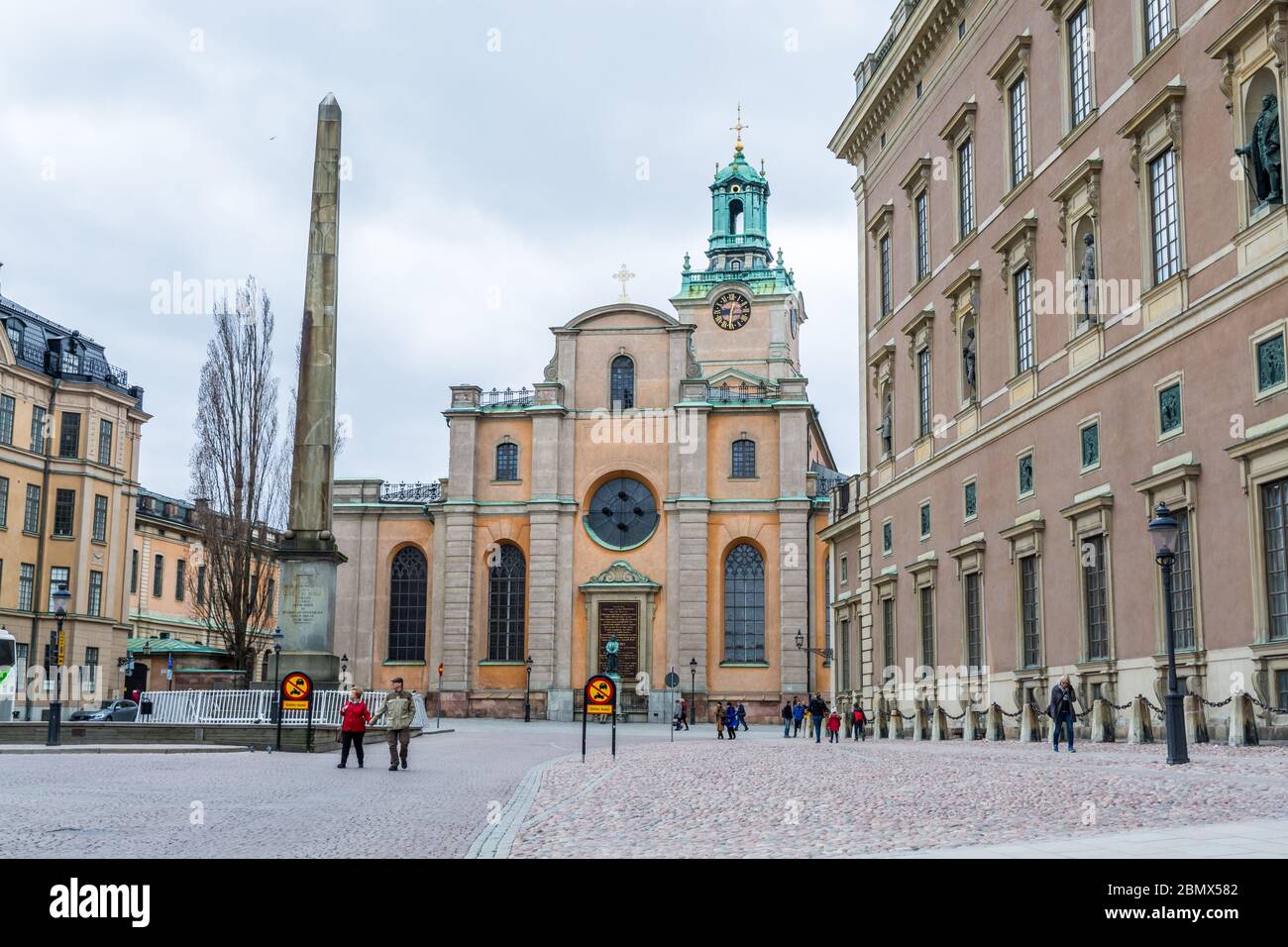 Storkyrkan, officiellement appelé Sankt Nikolai kyrka et officieusement appelé Stockholms domkyrka, est la plus ancienne église de Gamla stan, la vieille ville de centra Banque D'Images