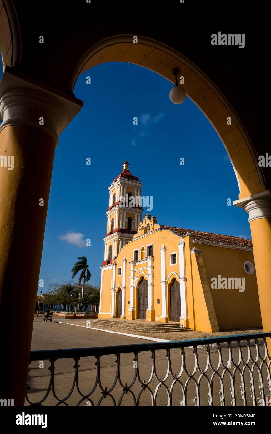 Façade de l'église Saint-Jean-Baptiste, construite au XVIe siècle et rénovée dans le style baroque du XVIIIe siècle, Remedios, Cuba Banque D'Images