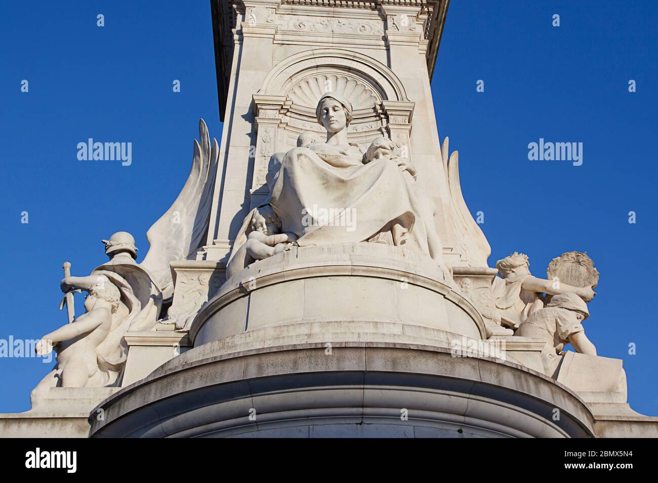 La sculpture en bronze doré « Winged Victory » au sommet du Victoria Memorial de Londres Banque D'Images