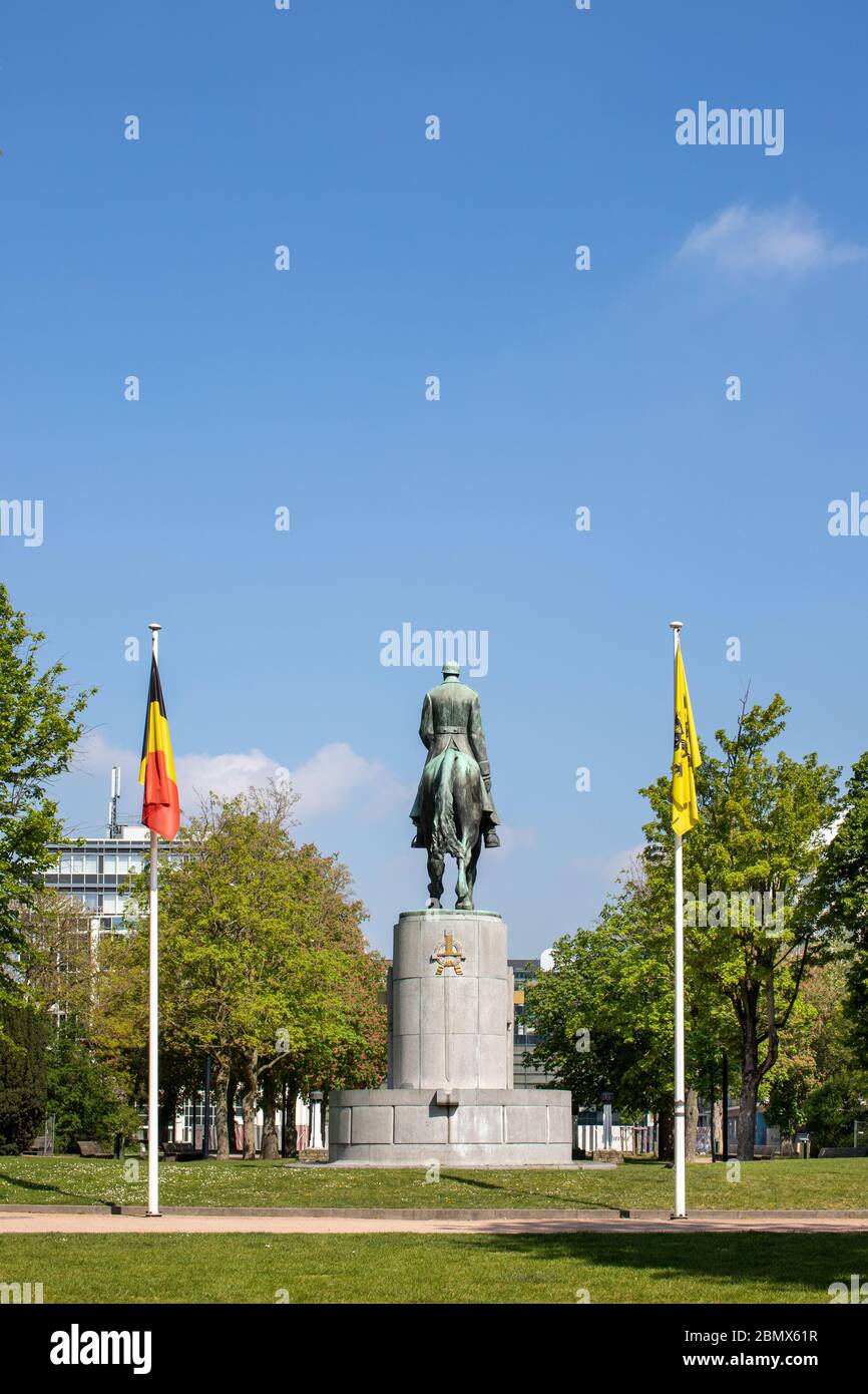 Gand, Belgique - 26 avril 2020 : statue du roi Albert 1, photographiée de derrière dans le parc du roi Albert ou Zuidpark. Banque D'Images