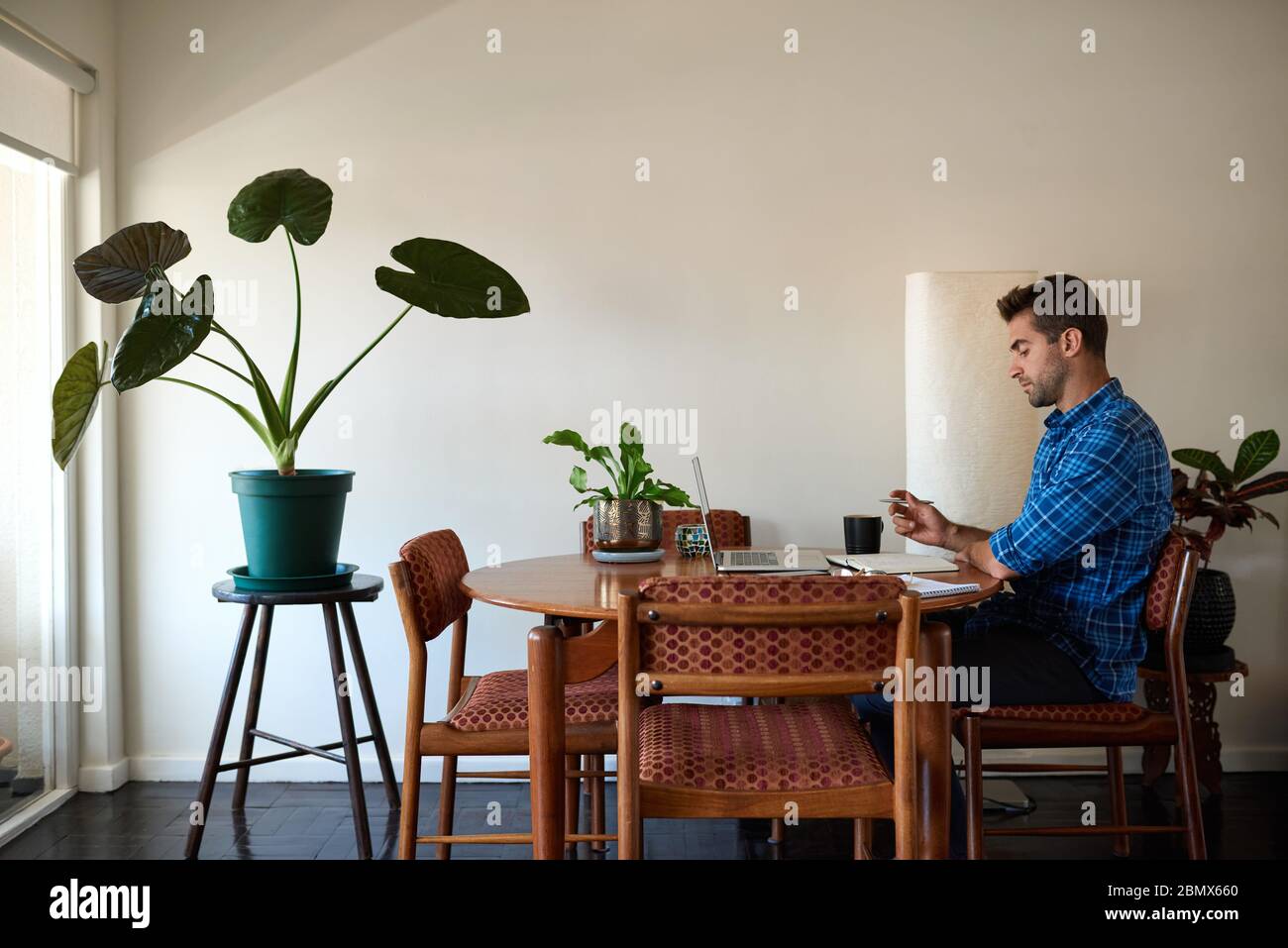 Homme mature utilisant un ordinateur portable pour travailler à distance depuis la maison Banque D'Images