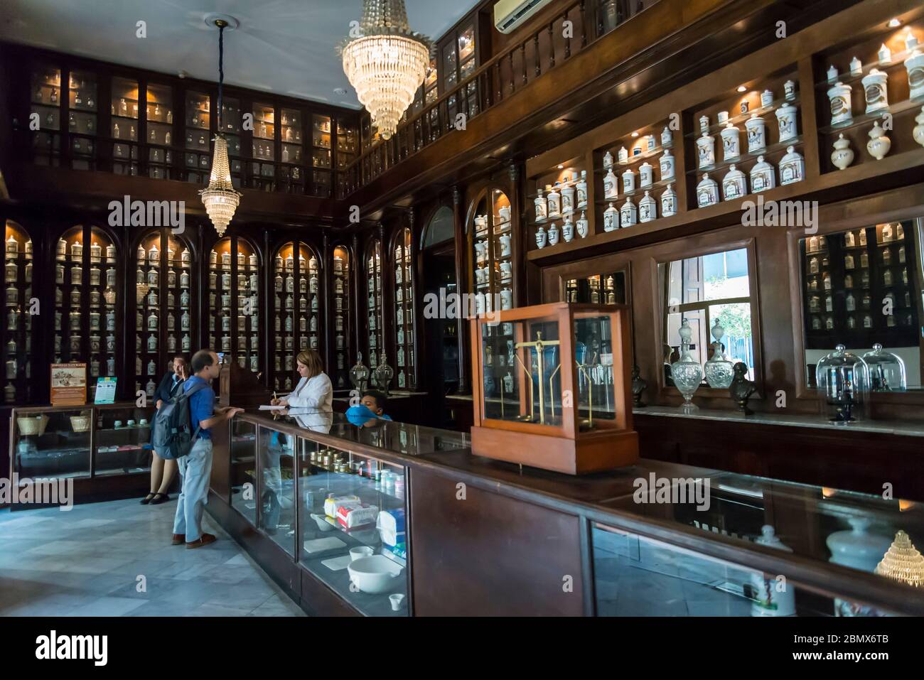 Old Pharmacy and Taquechel Pharmacy Museum, Calle Obispo ou Bishop Street, une rue piétonne populaire dans le centre de la vieille ville, Havana Vieja, Havan Banque D'Images