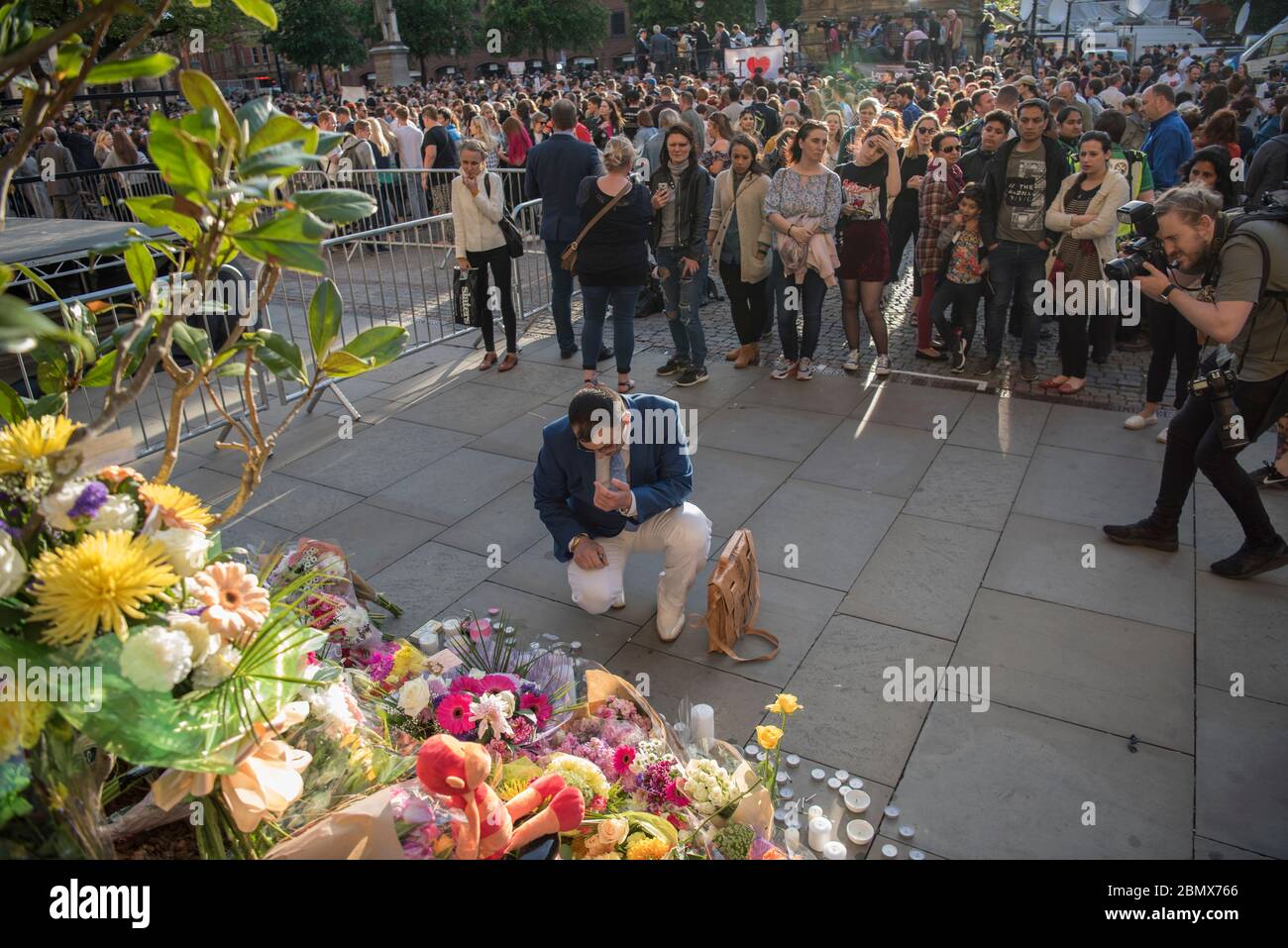 22 personnes ont été tuées et 120 blessées après l'explosion d'une bombe dans le foyer du lieu, entre l'arène et la gare Victoria, lundi. Des centaines de wishers ont fait la queue pour déposer des hommages floraux, des bougies, des ours en peluche et des messages de soutien sur la place St-Ann. Banque D'Images