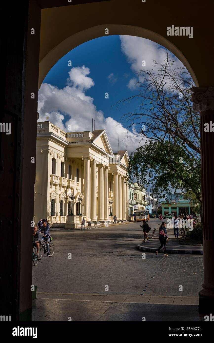 Ancien hôtel de ville maintenant Bibliothèque Marti, Parque Vidal, la place centrale principale, Santa Clara, Cuba Banque D'Images