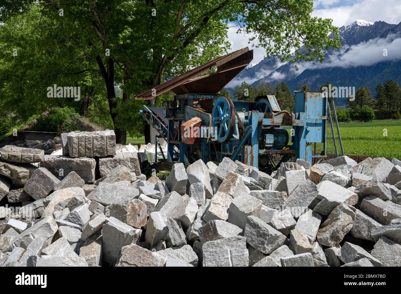 coupez des pierres et des blocs avec une vieille machine de coupe de roche en arrière-plan Banque D'Images