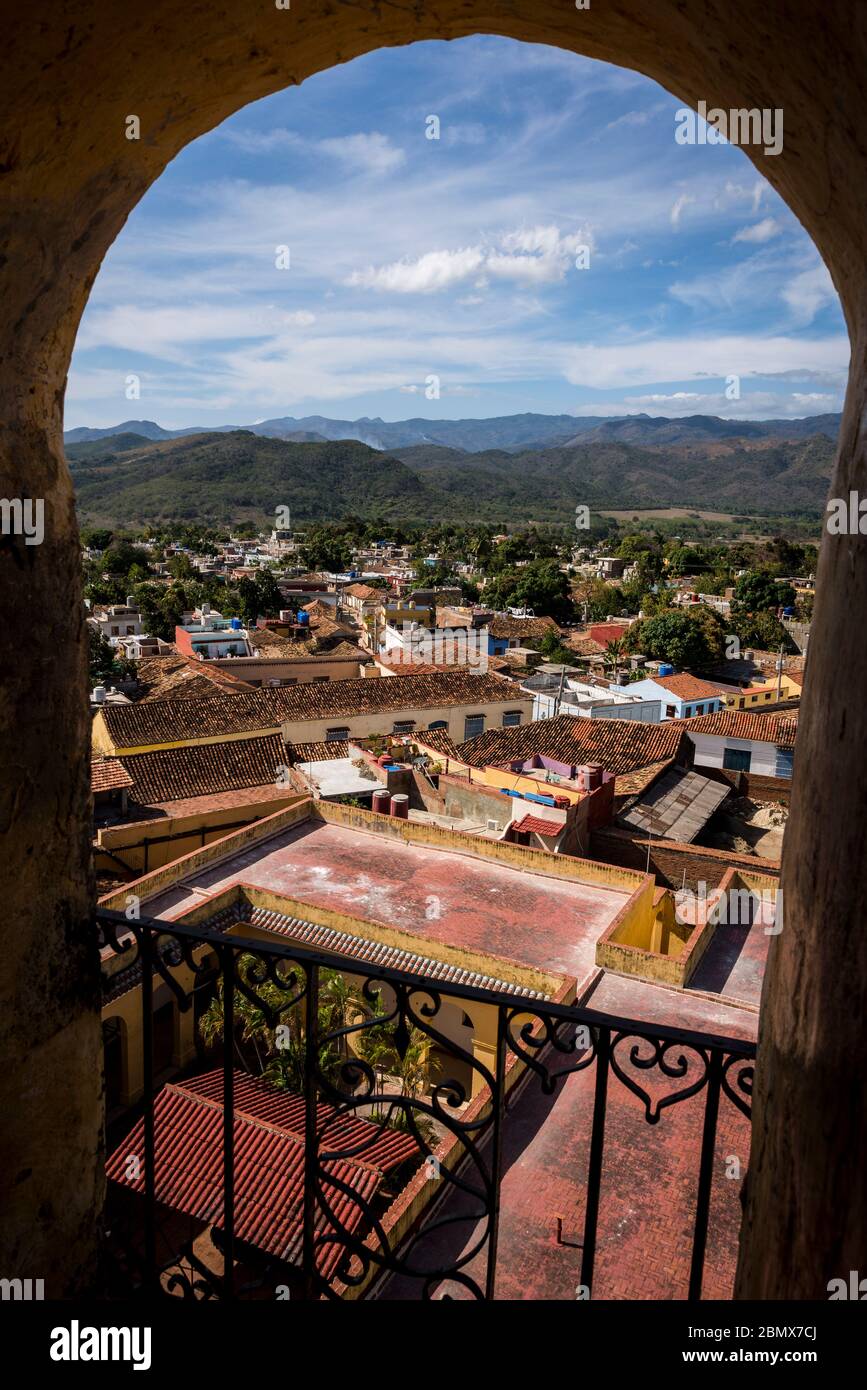 Vue sur la ville depuis le clocher du monastère Saint François d'Assise abritant désormais le musée national de la lutte contre les bandits, Trinidad, C Banque D'Images