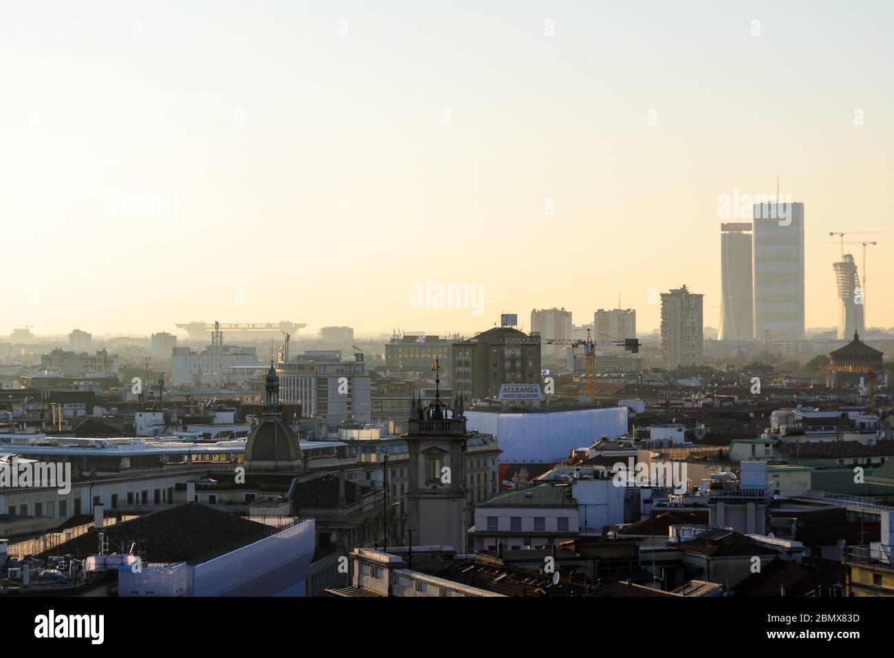 Milano, Italie, du toit de l'église Duomo la vue de la ville à l'heure du coucher du soleil, dans le sol arrière les trois nouvelles tours du quartier de Citylife Banque D'Images