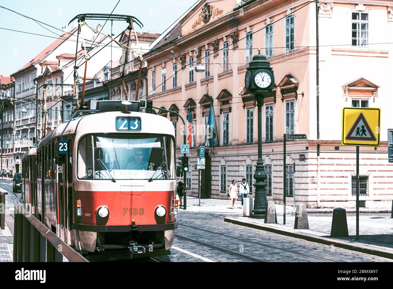 Prag Tschechien, alte rot weiße Straßenbahn fährt durch die Altstadt Banque D'Images
