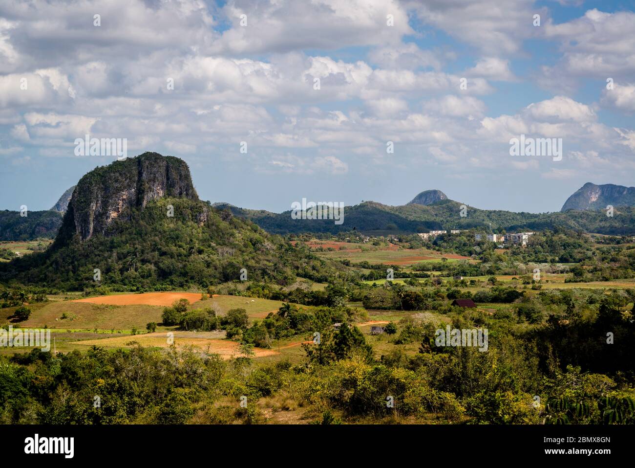 Vallée de Vinales, connue pour ses formations de montagne géomorphologiques de calcaire uniques appelées mogotes. Cuba Banque D'Images