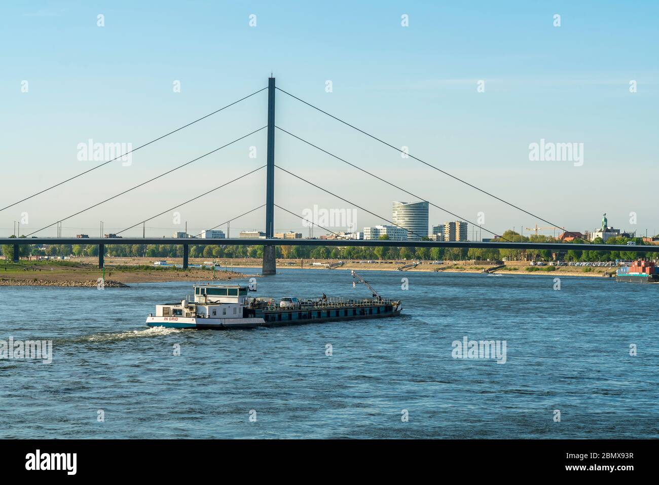 Die Oberkasseler Brücke über den Rhein BEI der Landeshauptstadt Düsseldorf, Nordrhein-Westfalen, Deutschland, Europa | Oberkasseler Brücke Bridge o Banque D'Images