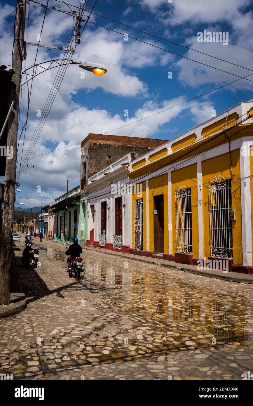 Rue pavée typique avec maisons colorées dans le centre de l'époque coloniale de la ville, Trinidad, Cuba Banque D'Images